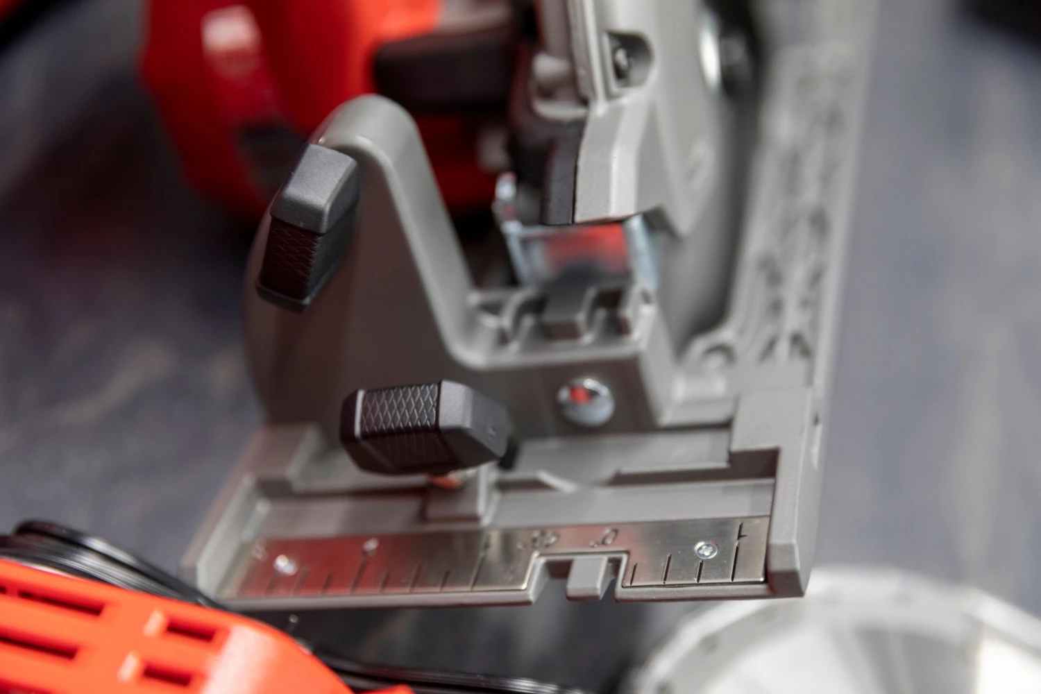 Milwaukee M18™ FUEL™ 6-1/2" Circular Saw 7 Milwaukee M18™ FUEL™ 6-1/2" Circular Saw - Image 7