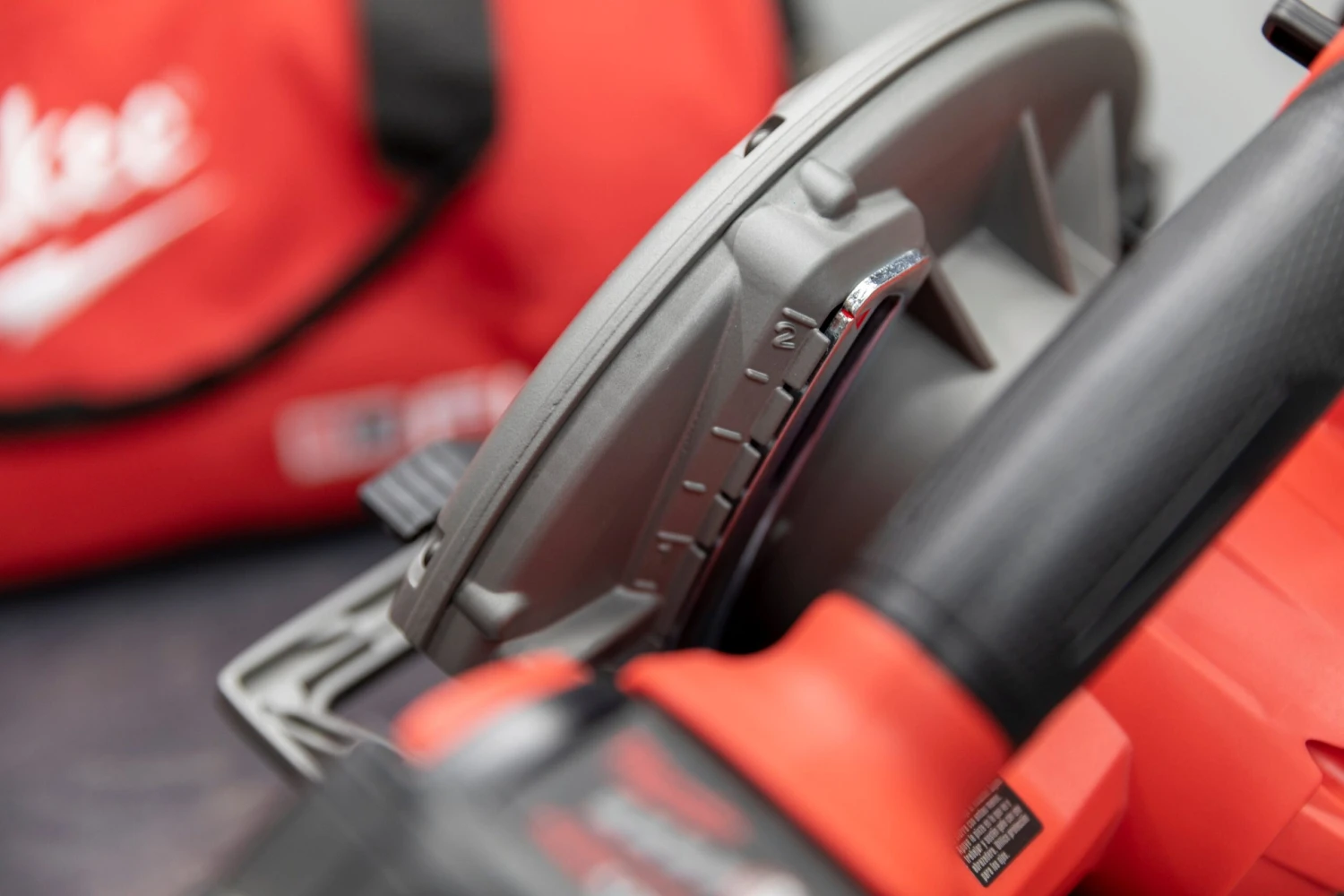 Milwaukee M18™ FUEL™ 6-1/2" Circular Saw 8 Milwaukee M18™ FUEL™ 6-1/2" Circular Saw - Image 8