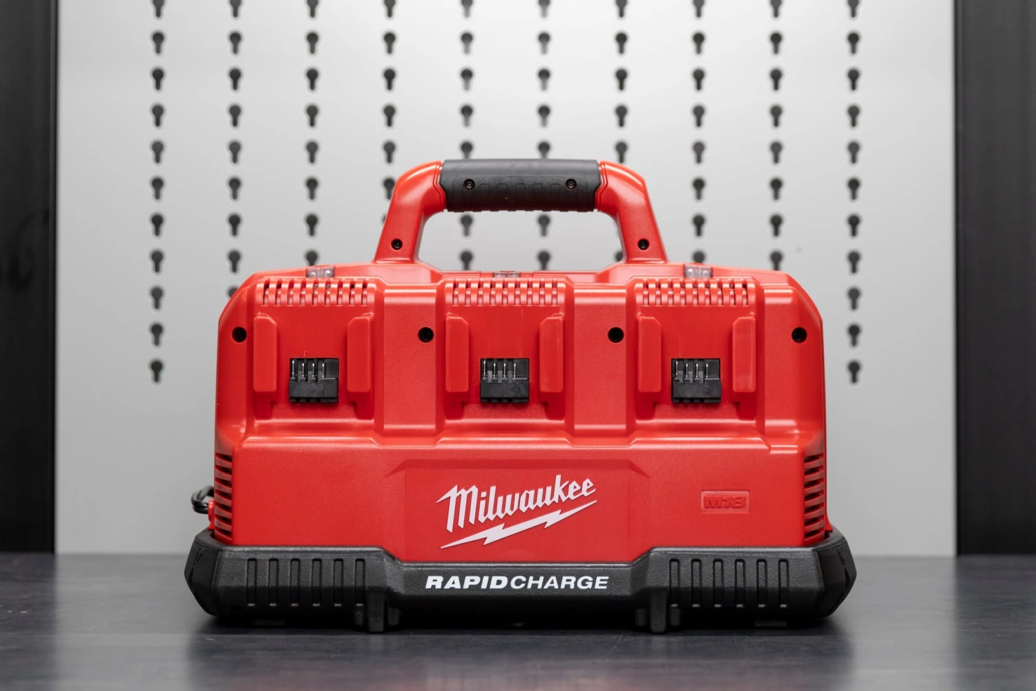 Milwaukee M18™ & M12™ Rapid Charge Station 1 Milwaukee M18™ & M12™ Rapid Charge Station