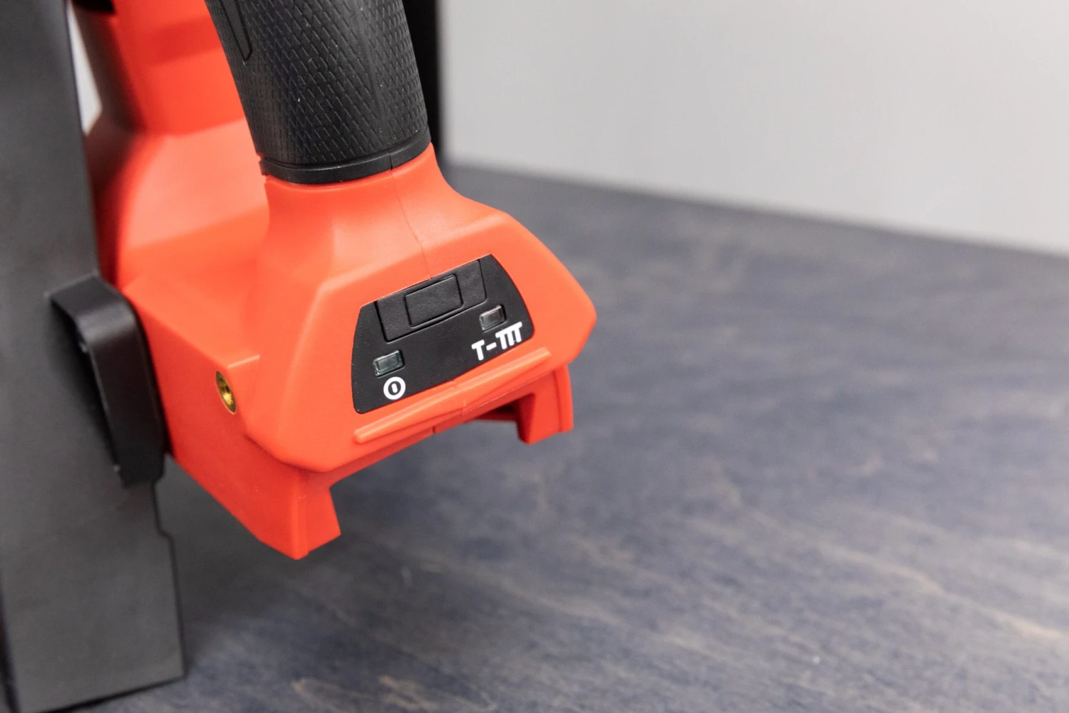 Milwaukee M18™ FUEL™ 16ga Angled Finish Nailer 5 Milwaukee M18™ FUEL™ 16ga Angled Finish Nailer - Image 5