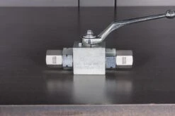 High-Pressure 3-Way Valve 7 High-Pressure 3-Way Valve -Workshop Tools Shop Q4A6494