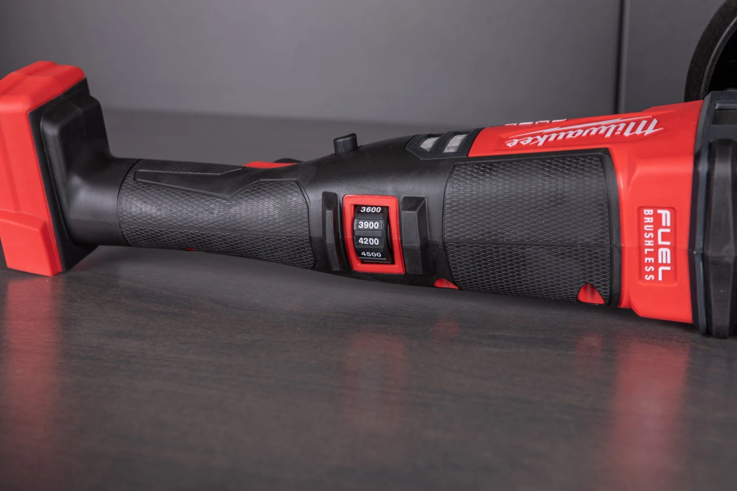 Milwaukee M18™ FUEL 21mm Random Orbital Polisher 3 Milwaukee M18™ FUEL 21mm Random Orbital Polisher - Image 3